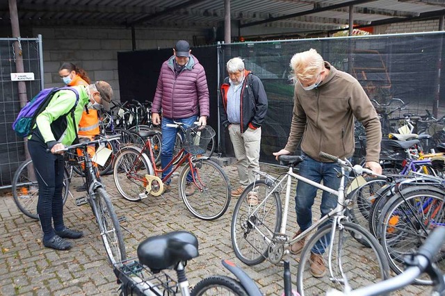 Unter Aufsicht von Brgerbroleiter Fr...er fr die Fahrradwerkstatt aussuchen.  | Foto: Horatio Gollin