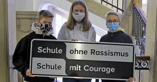 Die Medienscouts Levi Vollmer, Magdale...l und Anton Ellensohn mit dem Siegel.   | Foto: Schiller-Gymnasium