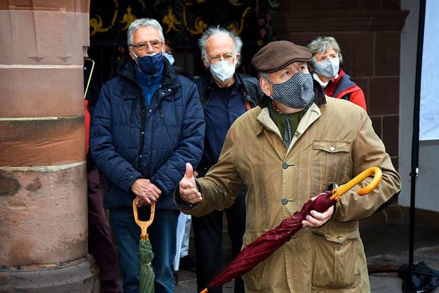 Peter Kalchthaler (vorn) und Teilnehme...g zu den berbleibseln der Bettelorden  | Foto: Thomas Kunz