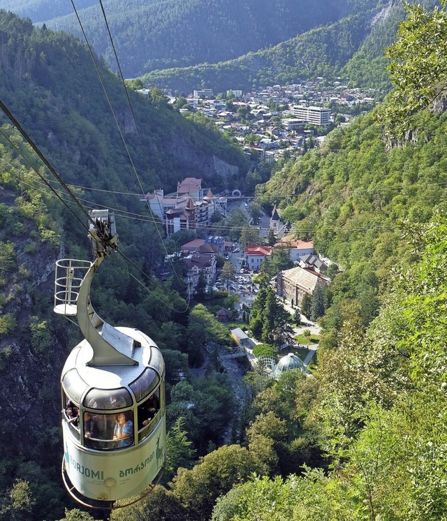 Hoch hinauf in Bordschomi: Eine alte S... bringt Fahrgste auf das Hochplateau.  | Foto: Florian Sanktjohanser (dpa)