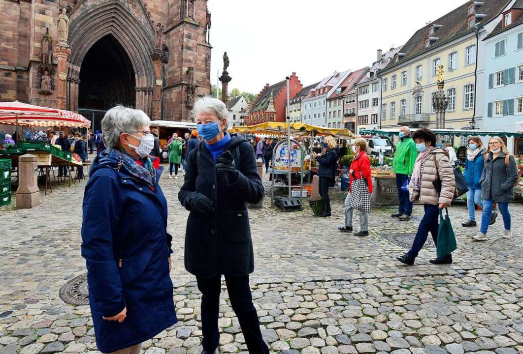 Nicht nur auf dem Mnstermarkt: Immer mehr Menschen  in der Stadt tragen Maske.  | Foto: Ingo Schneider