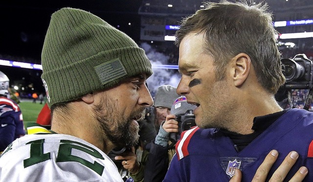 Aaron Rodgers (links) und Tom Brady  | Foto: Steven Senne (dpa)