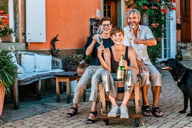 Josefine Schlumberger (Mitte) mit ihren Eltern Stephanie und Rainer  | Foto: Sabine Steffens