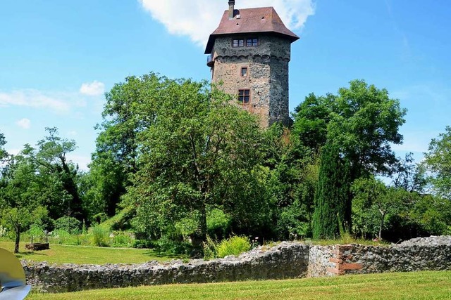 Die Burg Sponeck in den Rheinauen bei ...dergrund Reste des rmischen Kastells.  | Foto: Roland Vitt
