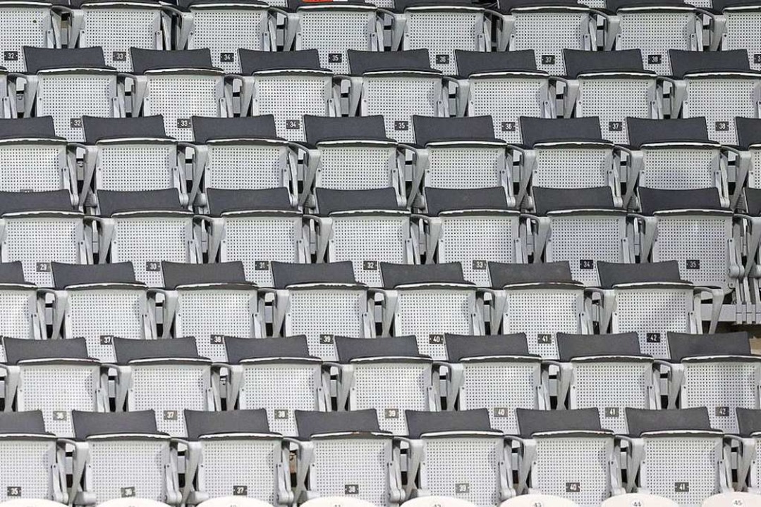 Leere Rnge im Dreisamstadion: Das Spi...ollten teilnehmen knnen (Archivbild).  | Foto: Ronald Wittek (dpa)