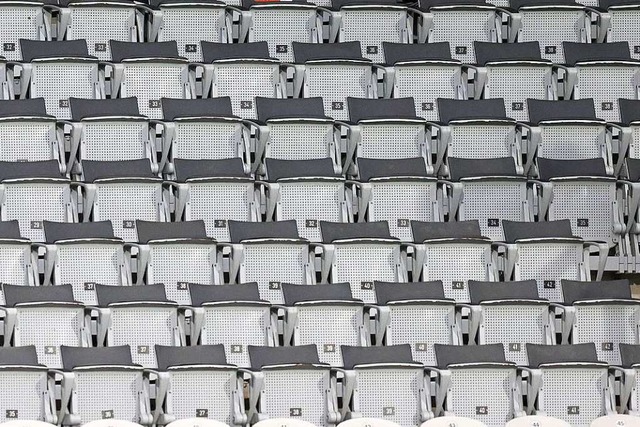 Leere Rnge im Dreisamstadion: Das Spi...ollten teilnehmen knnen (Archivbild).  | Foto: Ronald Wittek (dpa)