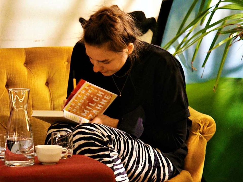Helene Bukowski beim Signieren eines Exemplares.  | Foto: Isabel Vögtle