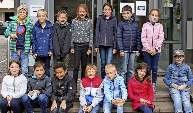 Die Klasse  4b vor dem Heitersheimer Rathaus   | Foto: Privat