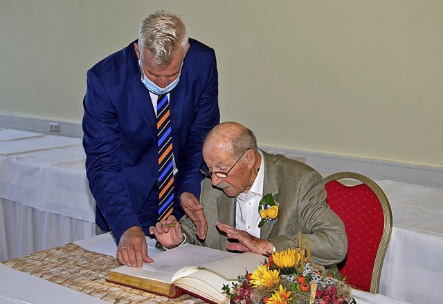 Zum Abschluss der Feier in der Eventha...s Goldene Buch der Stadt Breisach ein.  | Foto: Hans-Jochen Voigt