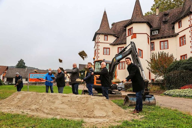 Kommunalpolitiker, Planer und Bauunter...hmieheimer Schlossgartens ist gemacht.  | Foto: Sandra Decoux-Kone