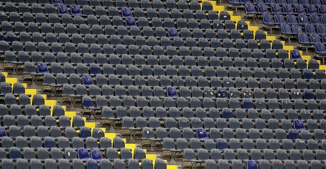Leere Rnge im Frankfurter Stadion &#8211; und nicht nur dort.  | Foto: Alexander Hassenstein (dpa)