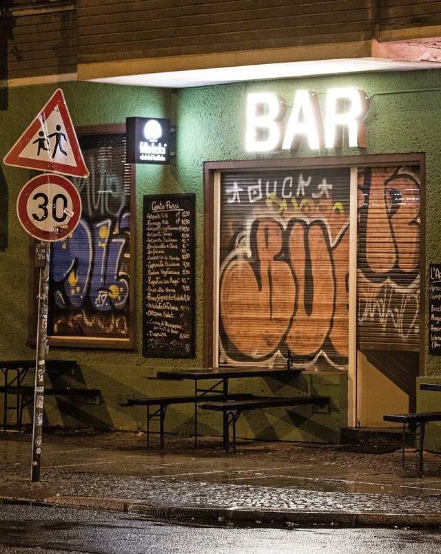 Geschlossene Bar in Berlin-Friedrichsh...Corona-Strategie von Bund und Lndern.  | Foto: Christophe Gateau (dpa)