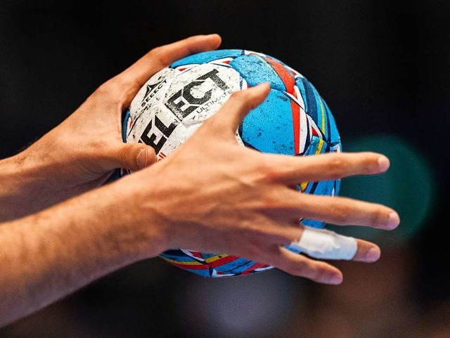 Wie ein Handballspieler den Ball, so hat Corona den Sport im Griff.  | Foto: Robert Michael (dpa)