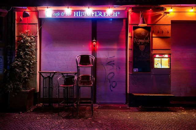 Darf vorerst nachts wieder ffnen: eine Berliner Bar  | Foto: Christophe Gateau (dpa)