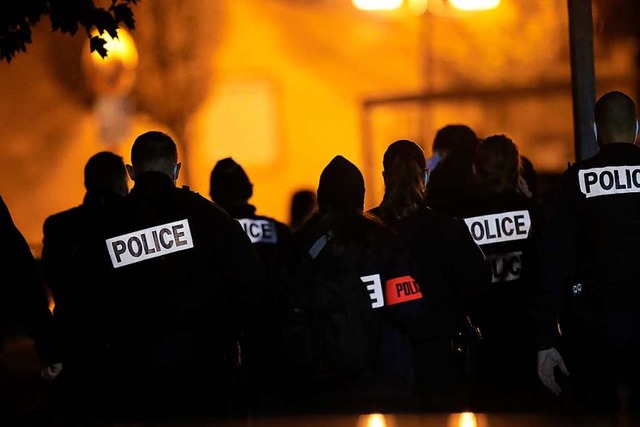 Conflans-Saint-Honorine: Polizisten ve...m Tatort einer brutalen Messerattacke.  | Foto: Michel Euler (dpa)