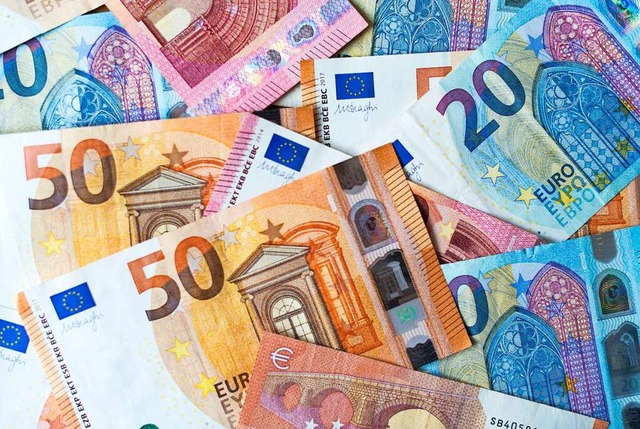 In einem Punkt sind sich die konomen ... Euro kann man nicht zweimal ausgeben.  | Foto: Monika Skolimowska (dpa)