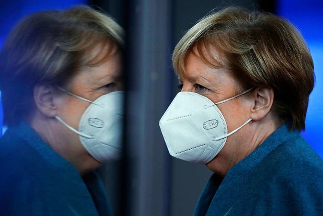 Trgt selbst diszipliniert Maske: Bundeskanzlerin Angela Merkel.  | Foto: Francisco Seco (dpa)