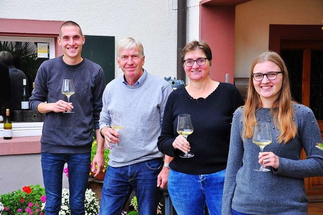 Im Weingut Huck-Wagner kommt Verstrku...rn Roland und Christiane  Huck-Wagner.  | Foto: Jutta Schtz