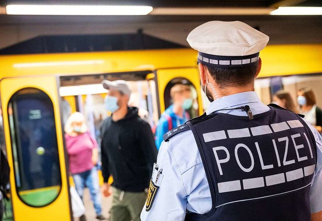 Polizeibeamte geraten bei der Kontroll...mmer hufiger in Auseinandersetzungen.  | Foto: Sebastian Gollnow (dpa)