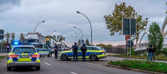 Vorsorglich abgeriegelt: Nach einer Sc...taus. Auch Tram und Zge fuhren nicht.  | Foto: Helmut Seller