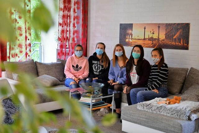 Nhe nur mit Maske: Die Mdchen aus de... 7 machen das Beste aus der Situation.  | Foto: Kathrin Blum