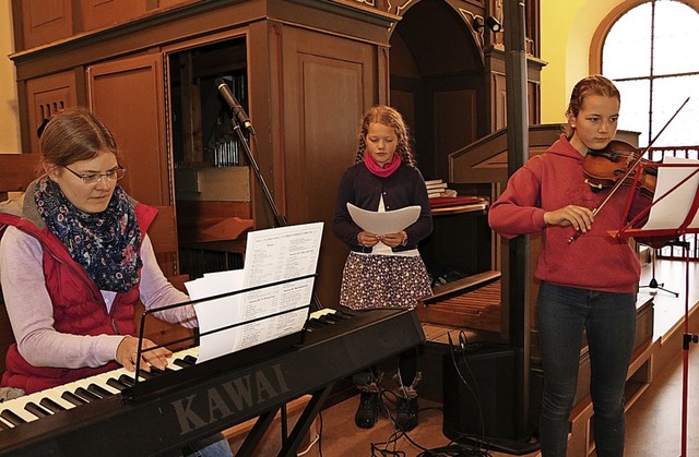 Sie bezaubern mit Gesang, Geige- und O...mit ihren Tchtern Johanna und Alina .  | Foto: Martha Weishaar