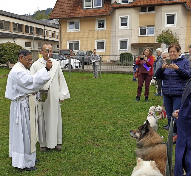 Die Hunde waren bei der Segnung berwi...ie sich aber doch mal selbst zu Wort.   | Foto: Gemeinde