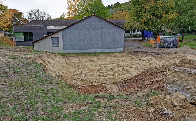 Der Aushub fr den dritten Bauabschnit...au in Eigenleistung abgerissen werden.  | Foto: Martin Wendel