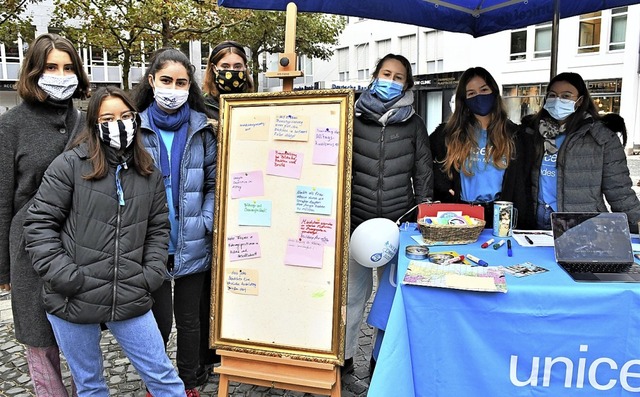 Die Unicef-Juniorbotschafterinnen info... und sammelten auf Zetteln Meinungen.   | Foto: Barbara Ruda