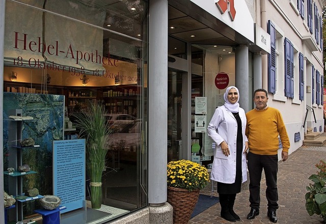 Die Tradition der Hebel-Apotheke in de...nologen Alabbas Alkhatib fortgefhrt.   | Foto: Volker Mnch