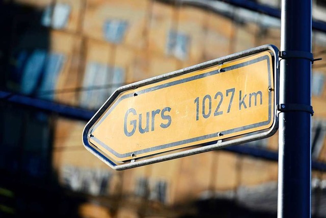 Das Schild am Platz der Alten Synagoge...gebracht, rund 450 davon aus Freiburg.  | Foto: Ingo Schneider