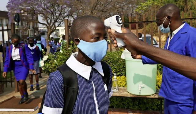 In vielen Lndern Afrikas ist die Ster...Pandemie 40-mal kleiner als in Europa.  | Foto: Tsvangirayi Mukwazhi (dpa)