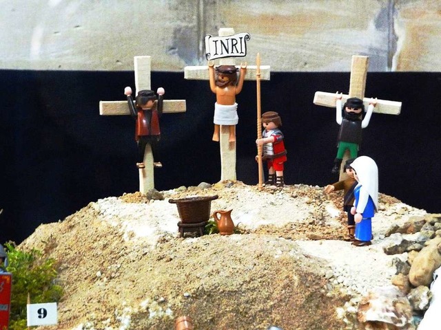 Die Kreuzigung Jesu als Playmobil-Version.  | Foto: Osteneck