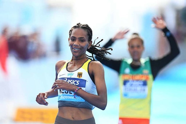 Silbermedaillengewinnerin Melat Kejeta...  100 Meter vor dem Ziel falsch abbog.  | Foto: Adam Warzawa (dpa)