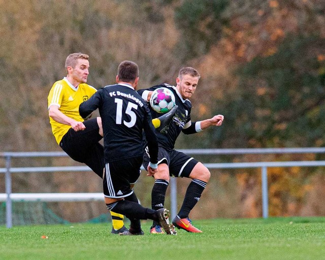 Eingezwngt bei der 4:5-Niederlage: De...ha wird von zwei Dauchingern gestoppt.  | Foto: Wolfgang Scheu