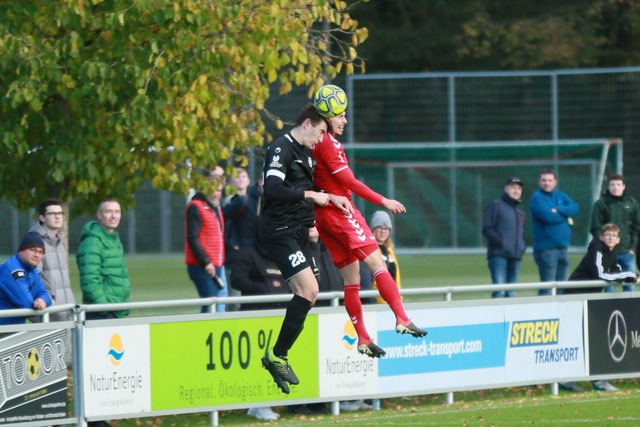 Gute Zweikampfhrte: Mirco Bhler (rechts, FVLB) mit Reutlingens Arbnor Nuraj  | Foto: Niklas Schchlin