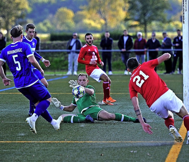 Es brennt im  Strafraum: Torhter Robe...eim hat den Ball am Ende aber sicher.   | Foto: Bettina Schaller