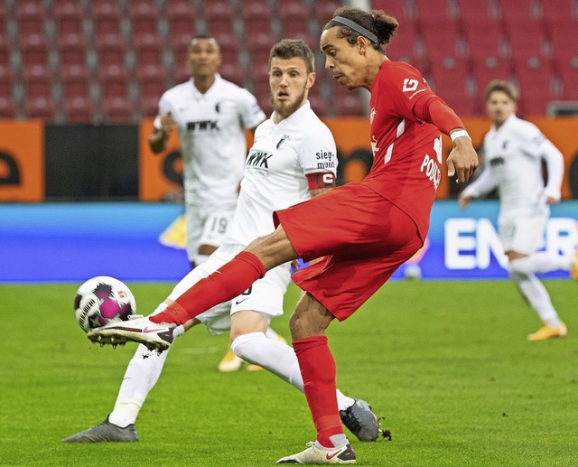 Zumindest drei Zuschauer hat Yussuf Po...i seinem Treffer zum 2:0 in Augsburg.   | Foto: Matthias Balk (dpa)