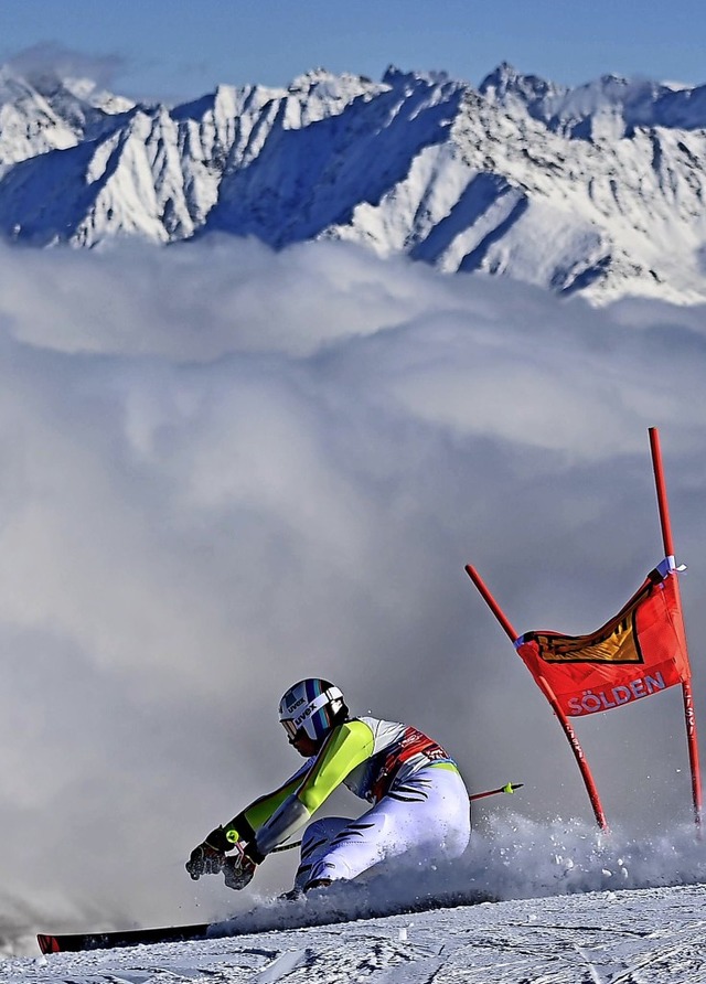 Stefan Luitz fhrt vor beeindruckender Bergkulisse.   | Foto: JOE KLAMAR (AFP)