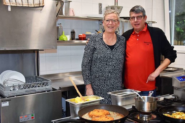 Die Pchter Tina und Eberhard Tritschl...ch in ihrer neu aufgebauten Gaststtte  | Foto: Andrea Steinhart