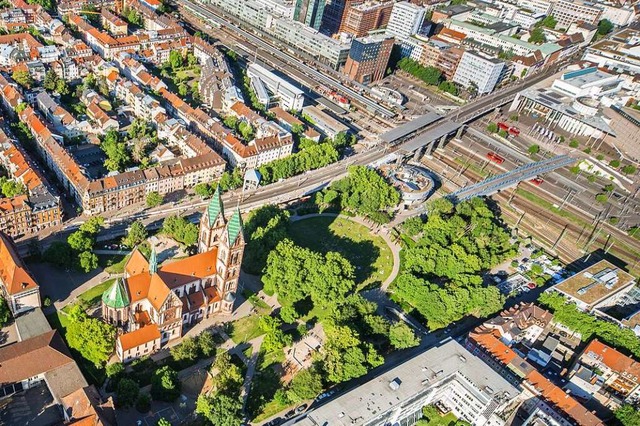 Der Sthlinger Kirchplatz liegt zentral am Freiburger Hauptbahnhof.  | Foto: Nils Theurer