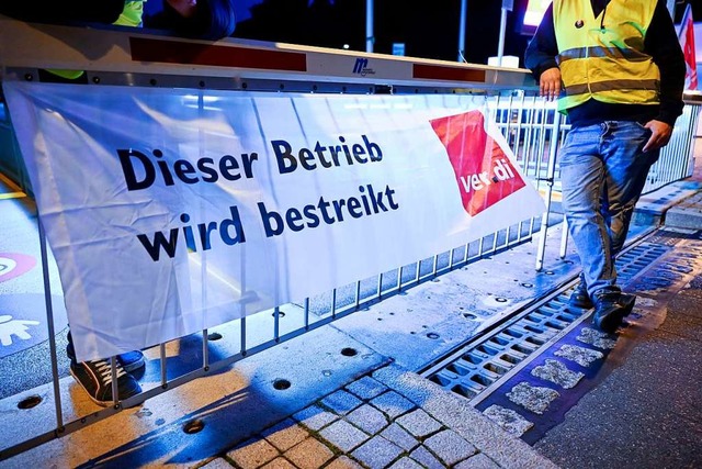 Das Banner zeigt: Hier wird gestreikt.  | Foto: Felix Kstle (dpa)