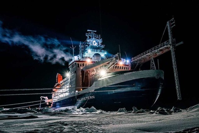 Das deutsche Schiff Polarstern ist ein...einhalb Meter dickes Eis durchbrechen.  | Foto: LUKAS PIOTROWSKI