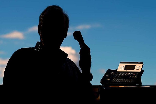 Die Polizei rt: Lassen Sie sich am Te...n. Legen Sie einfach auf (Symbolbild).  | Foto: Julian Stratenschulte