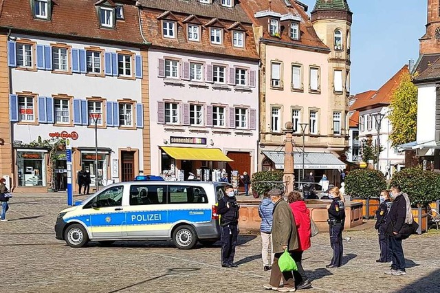 Freundlich aber bestimmt wiesen Polize.... Bugelder wurden noch nicht erhoben.  | Foto: Gerhard Walser