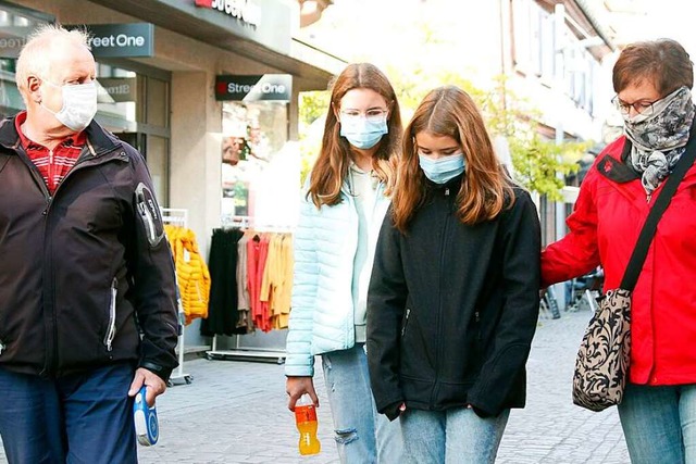 Mund- Nasenschutz ist in der Marktstrae immer hufiger zu sehen.  | Foto: Heidi Fel