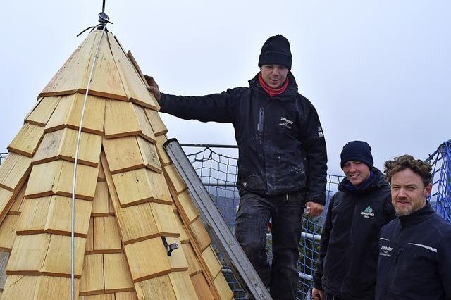 Neue Schindeln fr den Hochkopfturm