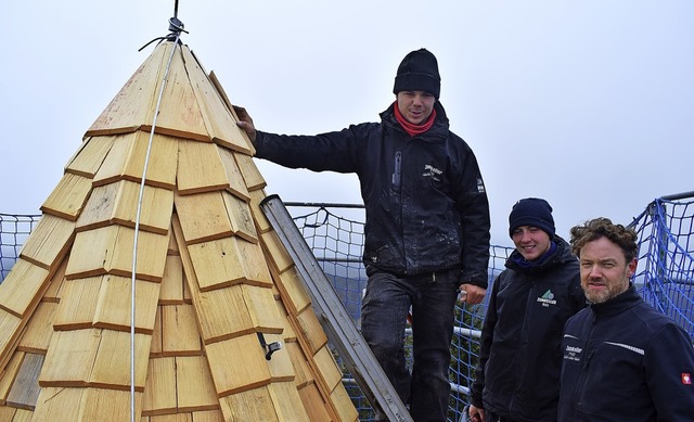 Vincent Bernauer, Dominik Matt und Chr... Spitze des Hochkopfturms in Todtmoos.  | Foto: Michael Krug