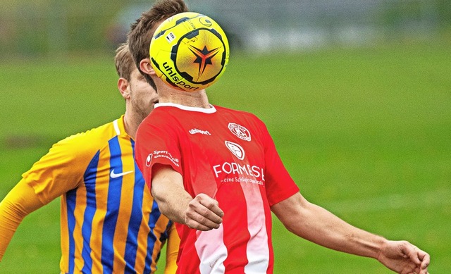 Nur den Fuball im Kopf: Szene aus dem...l FC Lffingen gegen FC Singen (3:4).   | Foto: Wolfgang Scheu