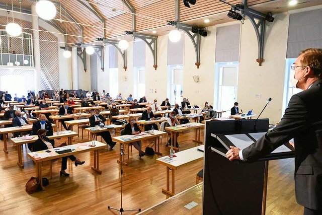 Hanno Hurth am Rednerpult in der Steinhalle  | Foto: Markus Zimmermann